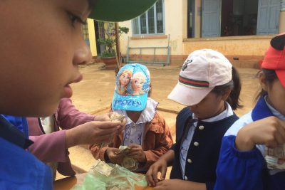 Niềm vui của thầy cô và các bạn khi được đập heo đất sau hơn 9 tháng nuôi heo của năm học 2019 – 2020