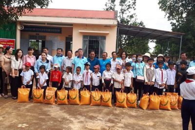 Nhân dịp lễ khai giảng năm học 2020 – 2021, trong giây phút hân hoan chào đón Mùa thu ngày khai trường. Trường Tiểu học Y Ngông chân thành cảm ơn tình cảm thân thương nhất mà Câu lạc bộ Ba thế hệ Công an nhân dân Thành phố Hồ Chí Minh đã trao tặng.