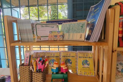 Với những tình cảm nồng thắm cùng tâm huyết mang tri thức về với buôn làng. XANH YÊU THƯƠNG kết hợp cùng TRƯỜNG TIỂU HỌC VINSCHOOL đã mang đến những tri thức, niềm vui và những điều mới mẻ đến với trường tiểu học Y Ngông, đặc biệt là thư viện của trường. Mong rằng những tình cảm này sẽ ươm mầm những ước mơ vươn xa!