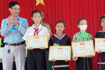 Vừa qua, trường tiểu học Y Ngông đã tổ chức hội thi GVCN lớp giỏi nhằm tìm kiếm, phát huy cũng như bồi dưỡng chuyên môn nghiệp vụ cho giáo viên. Qua cuộc thi đã tạo nên những bài học giá trị cũng như những kinh nghiệm quý báu. Hội thi đã diễn ra và thành công rực rỡ hơn mong đợi!
