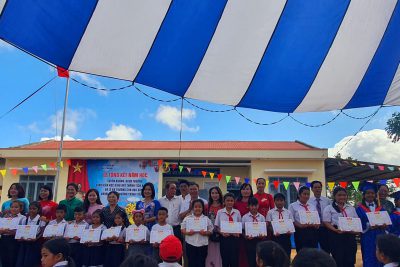 Trong tiếng ve chào mùa hè, trong những cảm xúc còn đọng lại của năm học 2022-2023, trường tiểu học Y Ngông tổ chức lễ tổng kết và lễ ra trường cho học sinh lớp 5, với sự tham gia của đại diện các ban ngành từ phường Đạt Hiếu, gia đình đ/c Y Ngông Niê Kđăm, đại diện ngân hàng Vietcombank, hội phụ huynh học sinh, các thầy cô giáo cùng toàn thể học sinh trường tiểu học Y Ngông, buổi lễ đã diễn ra thật nghiêm trang và để lại trong mỗi thành viên tham dự những kỉ niệm, những cảm xúc khó tả.