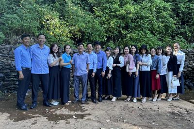 Hôm nay, đoàn trường TH & THCS Tân Lập (Xã Ea Ly) đã có một chuyến hành trình thật ý nghĩa khi ghé thăm trường Tiểu học Y Ngông. Giữa cái nắng, cái gió đặc trưng của vùng đất đỏ, chúng mình cảm nhận rõ hơn bao giờ hết cái ấm áp của tình đồng nghiệp và sự ngây thơ của các em nhỏ.  Chuyến đi không chỉ là sự sẻ chia, mà còn là sợi dây kết nối tình thân, vun đắp thêm tình nghĩa quê Chuyến thăm của trường TH & THCS Tân Lập đến với trường Tiểu học Y Ngông đã để lại những dấu ấn khó quên:  ✨ Những cái bắt tay thắm thiết.  ✨ Những món quà gửi gắm hy vọng.  ✨ Và trên hết là tình cảm “người Đắk Lắk” dành cho nhau: chân phương, ấm áp và đầy nghĩa tình.  Mong sao tình cảm giữa hai ngôi trường sẽ mãi bền vững như cây Kơ-nia giữa đại ngàn! 🌳🤝