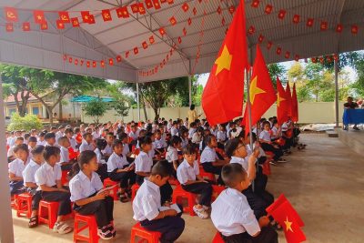 Chào mừng năm học mới 2025-2026 🎉 Hòa trong không khí rộn ràng của Lễ khai giảng và kỷ niệm 80 năm truyền thống ngành giáo dục, trường Tiểu học Y Ngông vinh dự đón nhận những món quà ý nghĩa: 🎁 2 phần quà từ UBND phường Buôn Hồ 🎁 10 phần quà từ cô Linh Nga (gia đình ông Y Ngông Niê Kdăm) 🎁 20 suất quà từ Ngân hàng Agribank 🎁 25 triệu đồng tiền mặt từ ngân hàng đầu tư và phát triển BIDV chi nhánh Buôn Hồ để xây thêm nhà đa năng, tổng trị giá 47 triệu đồng. 🎁Ngoài ra, nhà trường còn nhận được các bộ sách vở để chuẩn bị cho năm học mới!             Tổng giá trị các phần quà gần 50 triệu đồng!                                    Nhà trường trân trọng cảm ơn sự quan tâm, đồng hành của các tập thể, cá nhân đã mang đến niềm vui và động lực cho các em học sinh bước vào năm học mới tràn đầy hứng khởi và thành công! 🌟📚