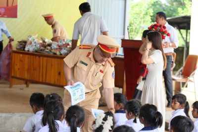 Hình ảnh hoạt động ý nghĩa tại Trường Tiểu học Y Ngông ( Buôn Hồ) Sáng ngày 06/10/2025, Trạm Cảnh sát giao thông Krông Búk – Tổ địa bàn Buôn Hồ đã phối hợp tổ chức chương trình “Trung thu trọn niềm vui  – An toàn giao thông cho nụ cười ngày mai”. Tại chương trình, các em học sinh đã được tuyên truyền kiến thức về an toàn giao thông, cùng tham gia các hoạt động vui Tết Trung thu sôi nổi, nhận nhiều phần quà ý nghĩa như xe đạp, cặp sách, dụng cụ học tập… Đây là hoạt động thiết thực, góp phần mang đến niềm vui Trung thu cho các em nhỏ vùng khó khăn, đồng thời giáo dục ý thức chấp hành luật giao thông ngay từ lứa tuổi học đường.