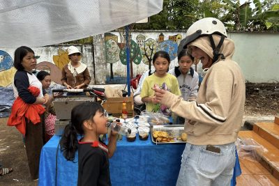 HOẠT ĐỘNG TRẢI NGHIỆM “TẾT QUÊ EM” – XUÂN BÍNH NGỌ 2026 🌸 Trong không khí rộn ràng đón Xuân Bính Ngọ 2026, Liên đội Trường Tiểu học Y Ngông – phường Buôn Hồ đã tổ chức hoạt động trải nghiệm “Tết quê em” với nhiều nội dung phong phú, ý nghĩa dành cho các em đội viên, nhi đồng. Điểm nhấn của chương trình là theme trải nghiệm Không gian văn hóa cồng chiêng, nơi các em học sinh được lắng nghe các nghệ nhân biểu diễn cồng chiêng, tìm hiểu giá trị văn hóa truyền thống đặc sắc của đồng bào Tây Nguyên, qua đó góp phần duy trì, bảo tồn và phát huy bản sắc văn hóa dân tộc. Bên cạnh đó, Liên đội đã trao tặng 5 suất quà từ Quỹ Khuyến học cho các em học sinh có hoàn cảnh khó khăn, vượt khó vươn lên trong học tập, mang đến niềm vui, sự động viên và không khí Tết ấm áp, yêu thương. ✨ Hoạt động không chỉ tạo sân chơi bổ ích mà còn lan tỏa tinh thần nhân ái – sẻ chia – đoàn kết, góp phần giáo dục kỹ năng sống và bồi đắp tình yêu quê hương, đất nước cho các em học sinh. 🌼 Xuân yêu thương – Tết sẻ chia – Gìn giữ bản sắc dân tộc 🌼