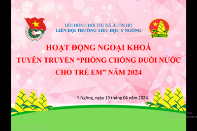 TỔ CHỨC CHUYÊN ĐỀ “ PHÒNG CHỐNG ĐUỐI NƯỚC”. Hàng năm, nhiều vụ tai nạn đuối nước xảy ra cướp đi sinh mạng của nhiều nạn nhân và gây thiệt hại lớn về vật chất trong đó có các em học sinh. Đuối nước đã và đang trở thành chủ đề nóng được dư luận quan tâm. Nguyên nhân đuối nước thường xảy ra ở trẻ em là do tính hiếu động, tò mò; cho trẻ nhỏ nghịch nước hoặc do bất cẩn của gia đình. Thậm chí, các em không biết bơi và chủ quan nên không lường trước được nguy cơ xảy ra tai nạn.  Để trang bị thêm những kiến thức về phòng chống tai nạn đuối nước cho các bạn học sinh, ngày 19 tháng 4 năm 2024 tại trường Tiểu học Y Ngông tổ chức chuyên đề: “ PHÒNG CHỐNG ĐUỐI NƯỚC”