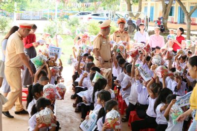 🎉 “Trung thu trọn niềm vui – An toàn giao thông cho nụ cười ngày mai” 🎉 Ngày Tết Trung thu năm nay thật đặc biệt với thầy và trò trường Tiểu học Y Ngông! 🌕💛 Nhà trường vinh dự được đón cô Trần Khánh Hồng- UVBTV- Chánh văn phòng Đảng uỷ phường Buôn Hồ- Cấp ủy viên phụ trách địa bàn, Trung tá Trương Thế Việt- phó trạm CSGT cùng các đồng chí cảnh sát giao thông “Trạm Cảnh sát giao thông Krông Buk – Tổ địa bàn Buôn Hồ” phối hợp tổ chức chương trình đầy ý nghĩa. Chương trình đã mang đến 4 chiếc xe đạp và 150 phần quà cho các em học sinh. 🚴‍♀️🎁 Ngoài ra, cô Phạm Thị Đoan Trang  (đến từ TP. Hồ Chí Minh) cũng đã gửi tặng 150 chiếc bánh trung thu thơm ngon, góp phần làm trọn vẹn hơn niềm vui tuổi thơ. 🥮🌈 Xin chân thành cảm ơn tấm lòng sẻ chia và yêu thương của các đơn vị, mạnh thường quân đã cùng mang đến cho học sinh Y Ngông một mùa Trung thu ấm áp – ý nghĩa – tràn đầy yêu thương! 💖🌙✨